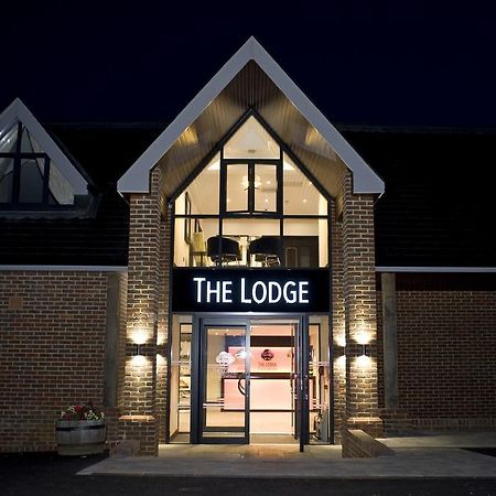 The Lodge At Kingswood Epsom Exteriör bild