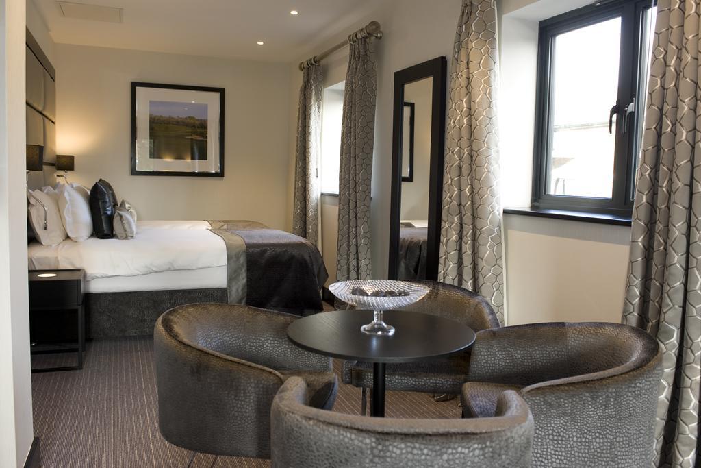The Lodge At Kingswood Epsom Rum bild