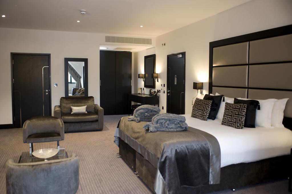 The Lodge At Kingswood Epsom Rum bild