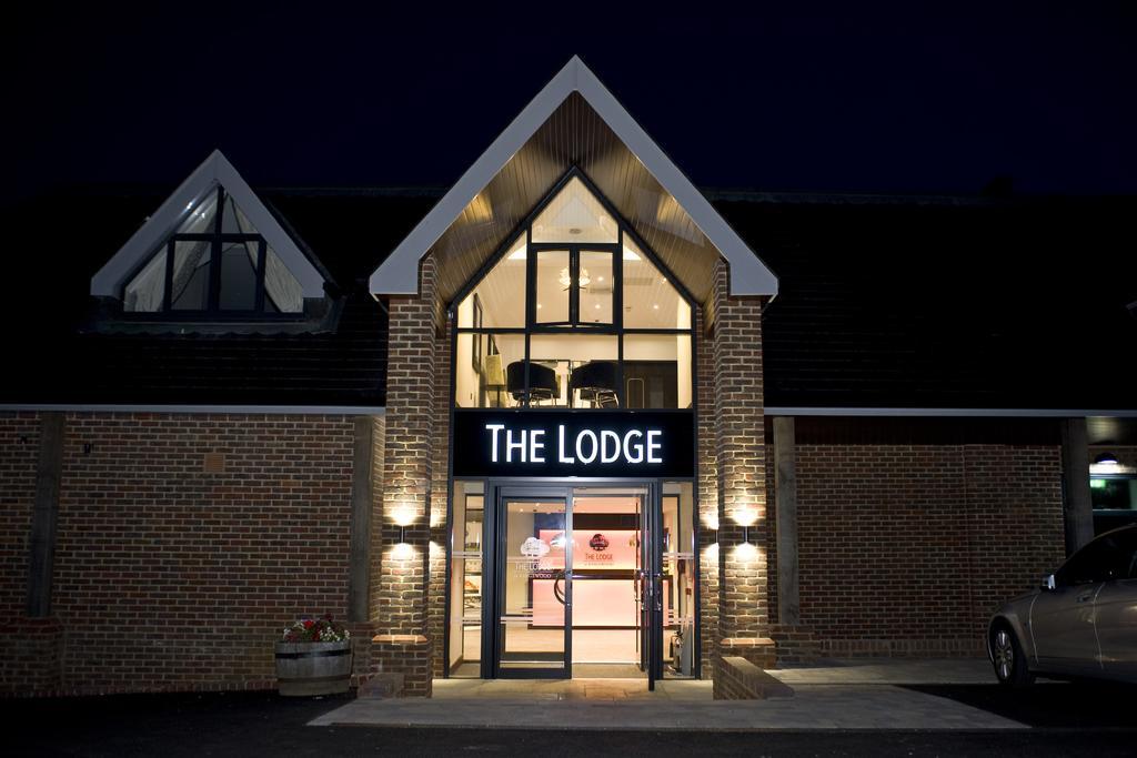 The Lodge At Kingswood Epsom Exteriör bild
