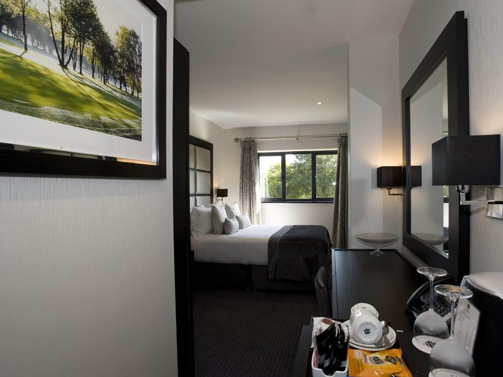 The Lodge At Kingswood Epsom Exteriör bild