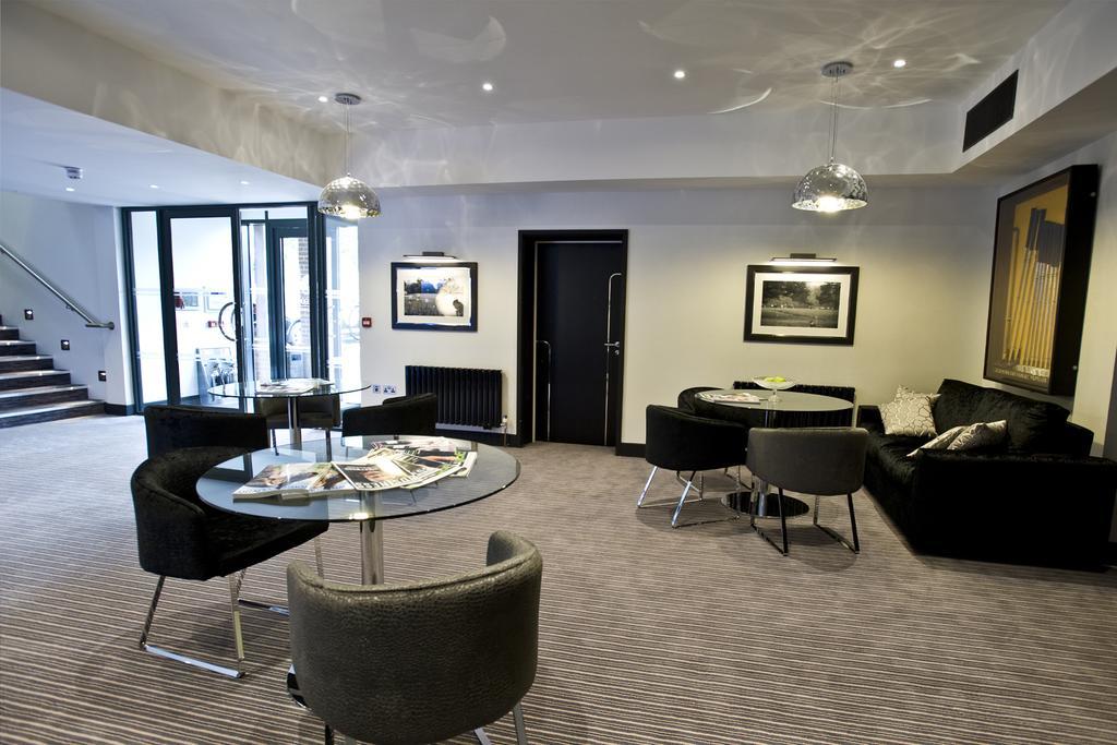 The Lodge At Kingswood Epsom Exteriör bild