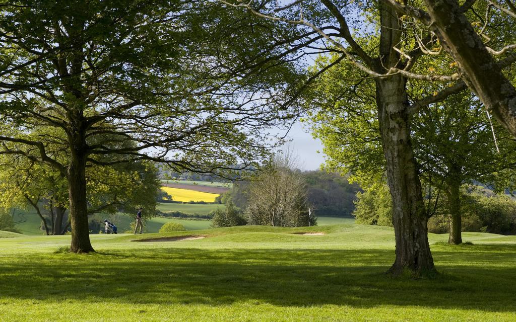 The Lodge At Kingswood Epsom Exteriör bild